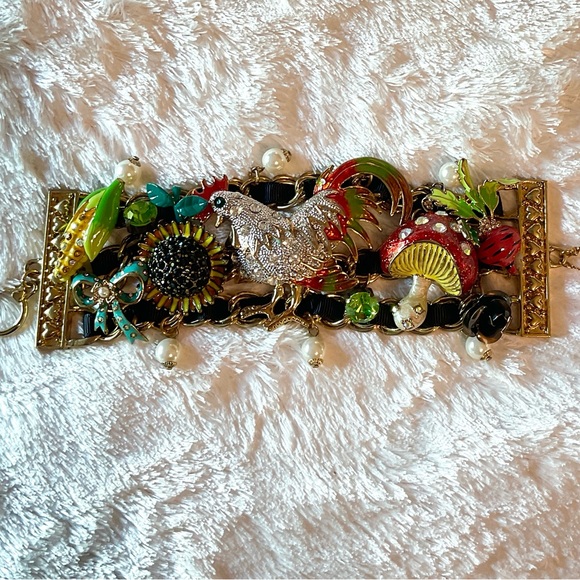 BETSEY JOHNSON BRACELET - Picture 2 of 5